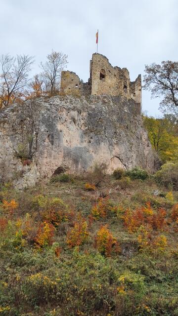 Schön trohnt die Ruine da oben... | Foto: I.Wozonig