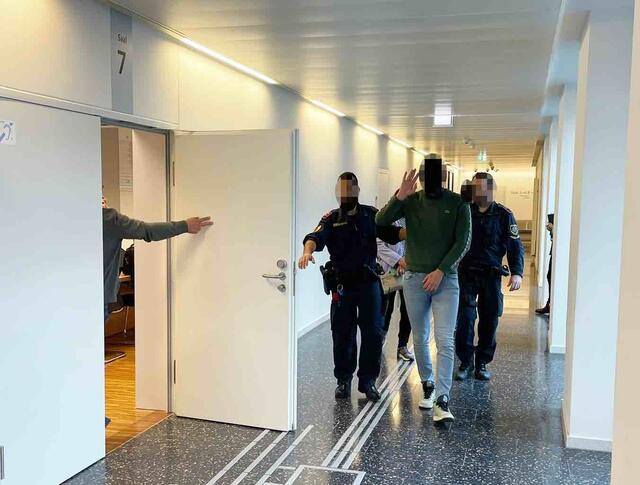 Der angeklagte Burgenländer auf dem Weg zum zweiten Verhandlungstag im Landesgericht Eisenstadt. | Foto: Gernot Heigl