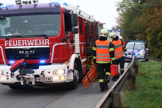 Transportercrash zwischen Wels und Gunskirchen: Drei Fahrzeuge wurden beschädigt und die Wiener Straße musste gesperrt werden. | Foto: laumat.at