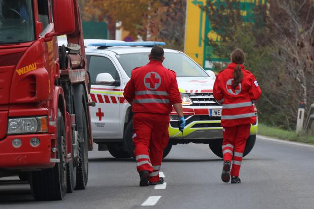 Transportercrash zwischen Wels und Gunskirchen: Drei Fahrzeuge wurden beschädigt und die Wiener Straße musste gesperrt werden. | Foto: laumat.at