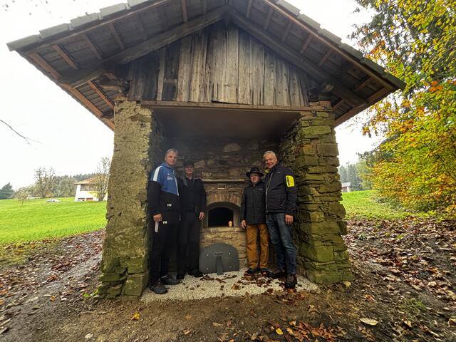 W. Voglauer, L. Krenn, G, Übellacker, A. Kasser beim renovierten Dörrhaus in Allhartsberg. | Foto: Dietl-Schuller