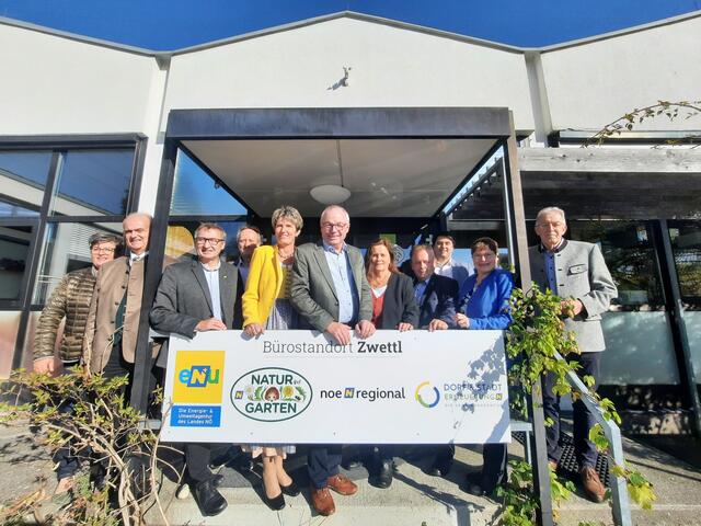 Regionale Kraft in Zwettl (v.l.): Christine Schneider, Martin Bruckner, Herbert Greisberger, Regionalentwickler Josef Wallenberger, Nationalrätin Martina Diesner-Wais, LH-Stellvertreter Stephan Pernkopf, Landtagsabgeordnete Silvia Moser und Franz Mold, Thomas Traxler, Geschäftsführer der Firma Franz Eigl, Christa Lackner und Eigl-Geschäftsführer Franz Preiß. | Foto: eNu