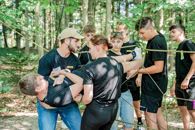 Die Jugendlichen konnten im Hochseilgarten über sich hinauswachsen und bekamen gleichzeitig Soft Skills für den Berufsalltag vermittelt. | Foto: Coach my team