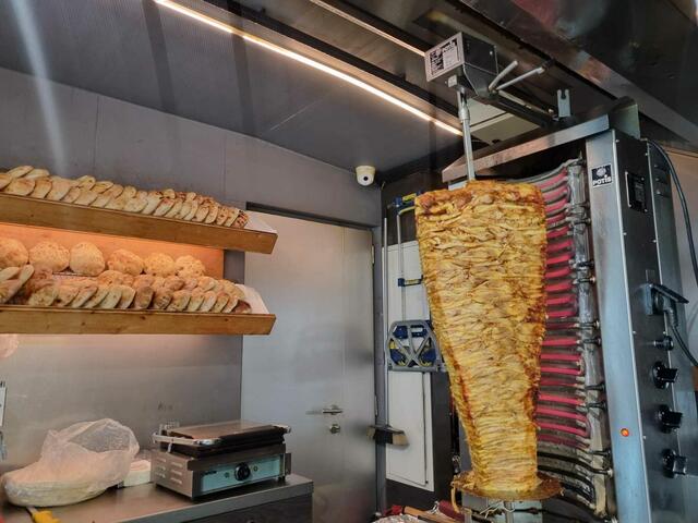 Für seine Kunden und Kundinnen ist der Kebab weltmeisterlich.  | Foto: Tanis