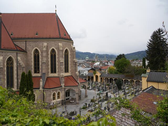 An den ersten beiden Novembertagen sind Friedhöfe ein wichtiger Bezugspunkt. | Foto: Cincelli/dibk.at 