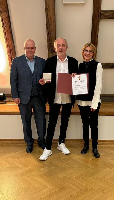 Wolfgang Schneps erhielt das "Kulturehrenzeichen in Gold" der Stadt Stockerau aus den Händen von Bürgermeisterin Andrea Völkl und Vizebürgermeister Heinz Scheele. | Foto: F. Schneps