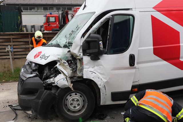 Transportercrash zwischen Wels und Gunskirchen: Drei Fahrzeuge wurden beschädigt und die Wiener Straße musste gesperrt werden. | Foto: laumat.at