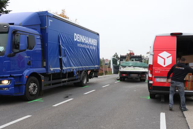 Transportercrash zwischen Wels und Gunskirchen: Drei Fahrzeuge wurden beschädigt und die Wiener Straße musste gesperrt werden. | Foto: laumat.at