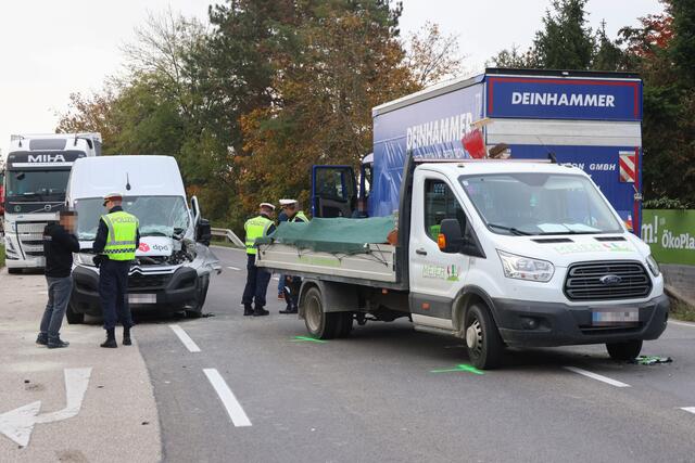 Transportercrash zwischen Wels und Gunskirchen: Drei Fahrzeuge wurden beschädigt und die Wiener Straße musste gesperrt werden. | Foto: laumat.at
