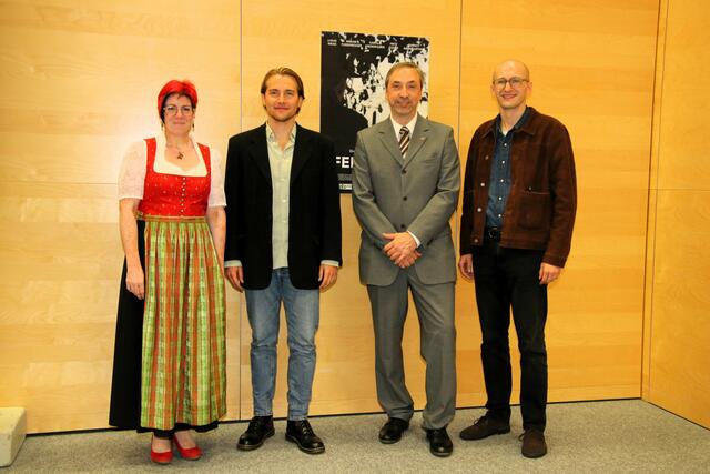 V.l.: Liedertafel Chorleiterin Christiana Wlasati, Drehbuchautor und Regisseur Felix Stichmann, Kulturausschuss Obmann Gerald Walter, und Hauptdarsteller Lukas Weiss bei der Aufführung von "Feierobnd". | Foto: Alois Beker