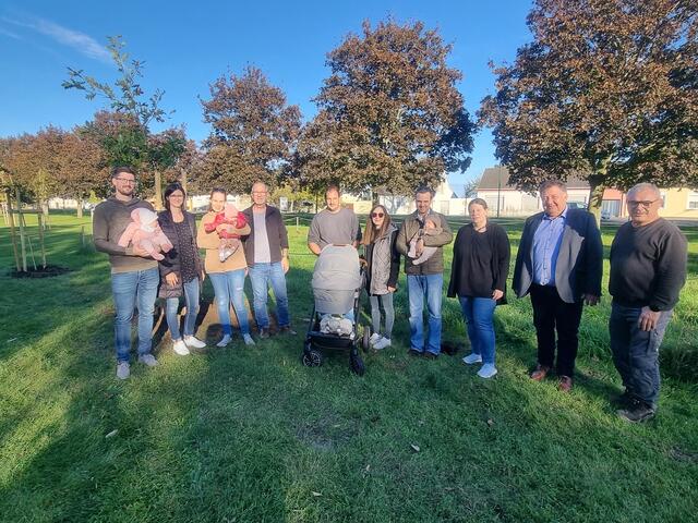 Junge Familien werden in Pamhagen gut unterstützt. Bürgermeister Josef Tschida bei der zweimal im Jahr durchgeführten Pflanzung der Lebensbäume, hier im Oktober 2024. | Foto: Gemeinde Pamhagen