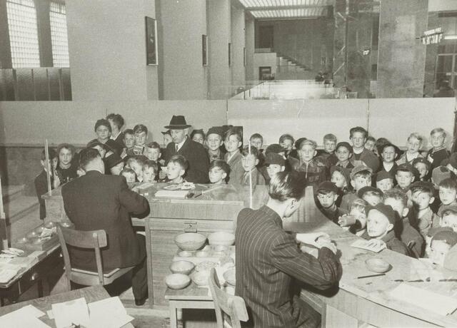 Der Weltspartag wurde eingeführt, um das Sparen in die Gene verankern zu können – und auch, um den Banken nach den Krisenzeiten in den 1920er-Jahren wieder Vertrauen schenken zu können.  | Foto: Sparkasse OÖ