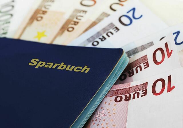 Das gute alte Sparbuch hat vom Online-Sparbuch Konkurrenz bekommen. | Foto: Spitzbart
