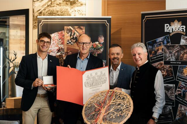 WK-Bezirksobmann Michael Gitterle, Innungsmeister Georg Schuler und WK-Bezirksstellenleiter Otmar Ladner überreichten Rudolf Plangger (v.l.) die Silberne Ehrenmedaille der WK Tirol. | Foto: Roman Huber