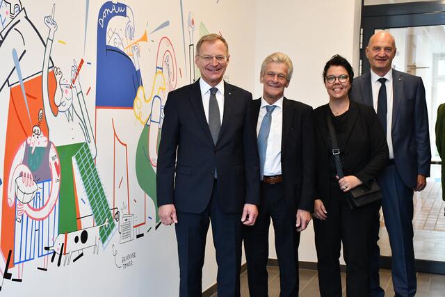 Landeshauptmann Thomas Stelzer, Bürgermeister Gerhard Obernberger, Vizebürgermeisterin Dagmar Fetz-Lugmayr und Landesrat Christian Dörfel vor dem Gemälde in der Musikschule (v.li.). | Foto: Gemeinde Kremsmünster