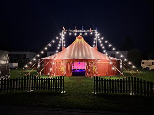 So sah das Zirkuszelt bei Nacht aus, inklusive Beleuchtung. | Foto: Pagger
