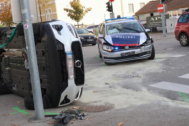 Schwerer Crash auf der Eisenhowerstraße in der Welser Innenstadt: Der Zusammenstoß zwischen einem Polizeiauto und einem Volvo forderte fünf Verletzte. | Foto: laumat.at