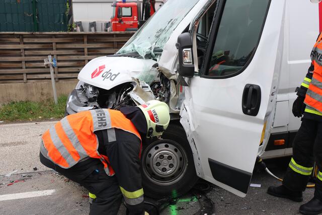 Transportercrash zwischen Wels und Gunskirchen: Drei Fahrzeuge wurden beschädigt und die Wiener Straße musste gesperrt werden. | Foto: laumat.at
