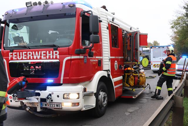 Transportercrash zwischen Wels und Gunskirchen: Drei Fahrzeuge wurden beschädigt und die Wiener Straße musste gesperrt werden. | Foto: laumat.at