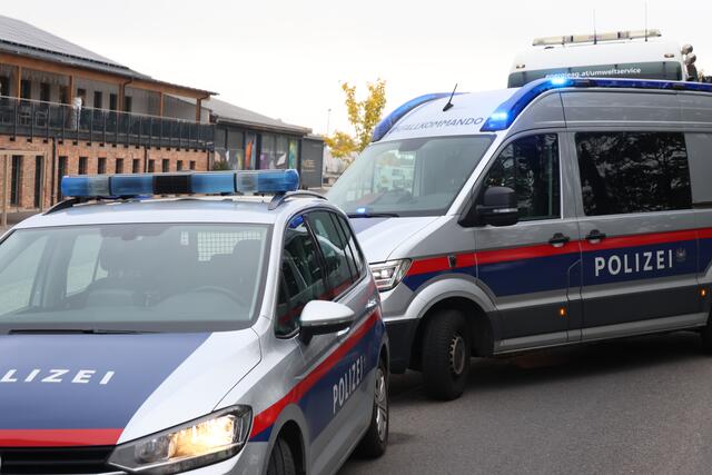 Transportercrash zwischen Wels und Gunskirchen: Drei Fahrzeuge wurden beschädigt und die Wiener Straße musste gesperrt werden. | Foto: laumat.at