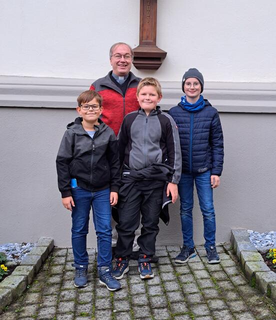 Pfarrer Hans Lagler mit Alexander Hofbauer, Sebastian Thron und Roman Tiefenbacher vor der Steinakirchner Pfarrkirche. | Foto: Stefanie Machtinger