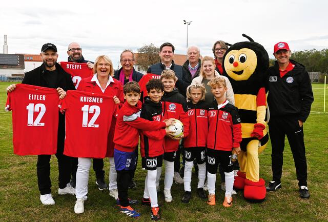 Anpfiff für das neue Jugendfußball-Zentrum Grünau: Sport-StR Stefan Eitler, Sascha Steffl (Abt. Jugend und Sport), Vizebürgermeisterin Helga Krismer, Bürgermeister Stefan Szirucsek, StR Jowi Trenner, GR Patrizia Wolkerstorfer mit Georg Tomandl (Leiter BAC-Jugend) und Roger Pajenk (Stv. Leiter BAC-Jugend) sowie einigen begeisterten Fußball-Kids.
 | Foto: 2024psb/sap