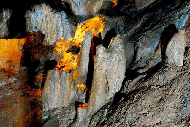 Einblicke in die Nixhöhle, wo die Dunkelheit und die Fledermäuse eine unheimliche Stimmung erzeugen. | Foto: Heiner Thaler