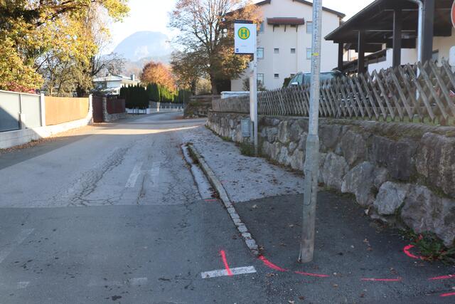 Die Bodenmarkierungen bei der Citybushaltestelle Moosweg kennzeichnen, wie weit diese vergrößert werden soll. Damit fallen aber auch die öffentlichen Parkplätze weg, was Besuchern des Siedlungsgebietes keine Parkmöglichkeit mehr im Umkreis von rund 300 Metern bietet.  | Foto: Nimpf