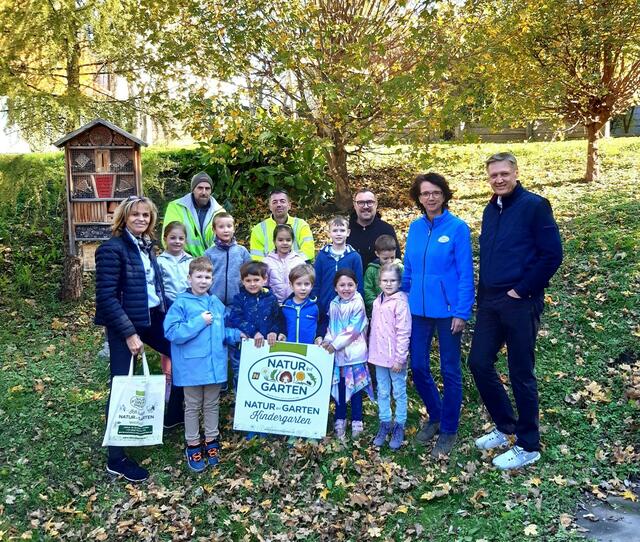 Kindergartenleiterin Petra Schuch, Oliver Kruckenfellner und Hermann Wukotitsch (Bauhof), Amtsleiter Reinhard Urbanich, Susanne Kropf („Natur im Garten“) und Bürgermeister Felix Medwenitsch mit Kindern des Kindergartens  | Foto: Kindergarten Hof am Leithaberge