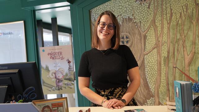 Anna in ihrer eigenen Buchhandlung. | Foto: Johannes Brandner