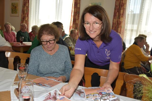 Community Nurse Karolin Schwaiger lud zur Pflegewerkstatt im Seniorium Bad Kreuzen beim Tag der Senioren in Pabneukirchen ein.  | Foto: Zinterhof