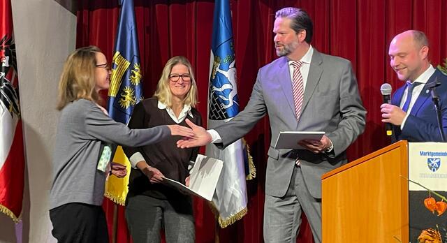 Zusammen mit Bürgermeister Johannes Stuttner überreichte Lukas Mandl hohe und höchste Auszeichnungen der Marktgemeinde Bisamberg an verdiente Ehrenamtliche aus den verschiedenen Bereichen von Feuerwehr bis Sport, von Kultur bis Wirtschaft. | Foto: Marktgemeinde Bisamberg