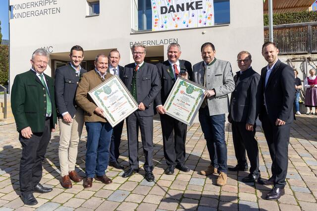 Bgm. a.D. Johann Schaffler (Baierdorf bei Anger) und Bgm. Erich Prem (Gersdorf) wurde die Ehrennadel der Gemeinde Stubenberg verliehen. | Foto: Harry Schiffer