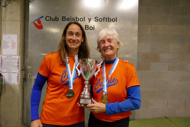 Martina Lackner-Keil und ihre Mutter Eva Lackner jubeln gemeinsam über den Europacupsieg.  | Foto: Lackner-Keil