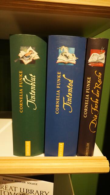 Bücher von Pichlers Lieblingsgast dürfen bei ihr nicht fehlen. | Foto: Johannes Brandner