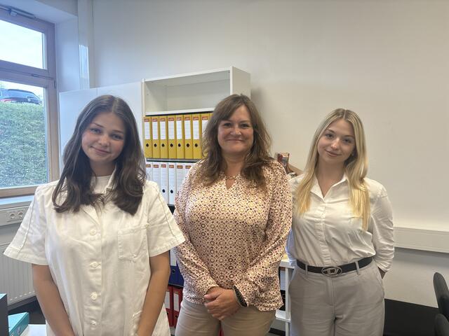 Schülerinnen Jolie Hoffmann (links) und Thalissa Hörbst (rechts) mit Marita Gandler (mitte). | Foto: MeinBezirk