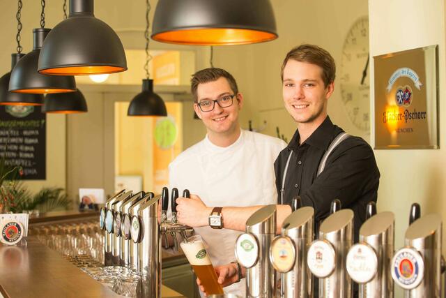 Manuel und Andreas Hackl eröffneten 2016 das "Bierosophie". (Archiv) | Foto: Bierosophie