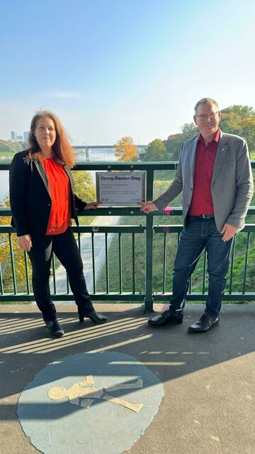 Christine Dubravac-Widholm, Bezirksvorsteherin von der Brigittenau und Floridsdorfer Bezirkschef Georg Papai (beide SPÖ) trafen sich am Georg-Danzer-Steg, der die beiden Bezirke miteinander verbindet. | Foto: BV20