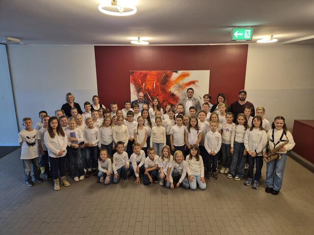 Lehrerinnen Sylvia Strobl, Viktoria Wuggenig-Holzfeind sowie Burgi Michorl, Vzbgm. Josef Lerchster, Gemeinderäte Matthias Pirker, Waltraud Granitzer, Armin Künnert und die Kinder der Volksschule Steinfeld. | Foto: Privat