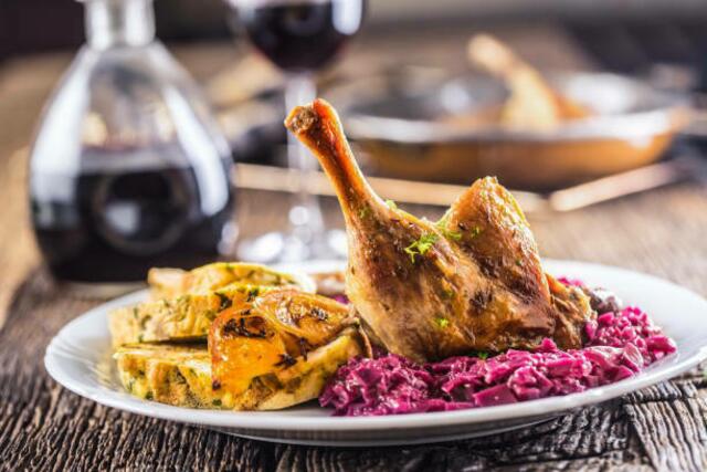 Zahlreiche Restaurants und Gasthäuser bieten den Herbst-Klassiker Martinigansl in Floridsdorf an. (Symbolbild)  | Foto: MarianVejcik