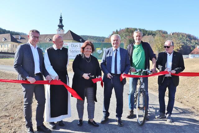 Der Schnitt durchs Band ging rasch. Dem Geh- und Radweg zwischen Rein und Gratwein gingen aber Jahre der Planung voraus.  | Foto: Edith Ertl