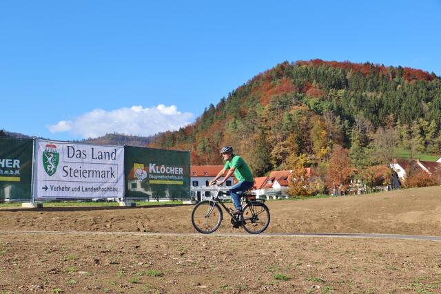 GRÜNE Gemeinderat Peter Rabensteiner kam mit dem Rad zum Festakt. "Ich bin froh über jeden Radweg, der eröffnet wird, nachdem ich selber viel mit dem Rad unterwegs bin. Jeder Radweg ist mir lieber als eine Autostraße oder Autobahn".  | Foto: Edith Ertl