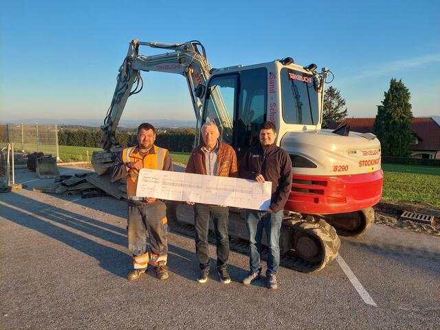 Bgm. Johann Bruckner (Mitte) und Patrick Haslinger (IKW, rechts) mit dem fertigen Plan des SolarCarport. | Foto: Gemeinde