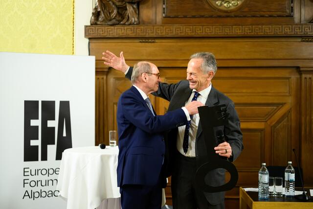 Andreas Treichl (rechts) übergibt nach vier Jahren als EFA-Präsident an Othmar Karas.   | Foto: Max Slovencik