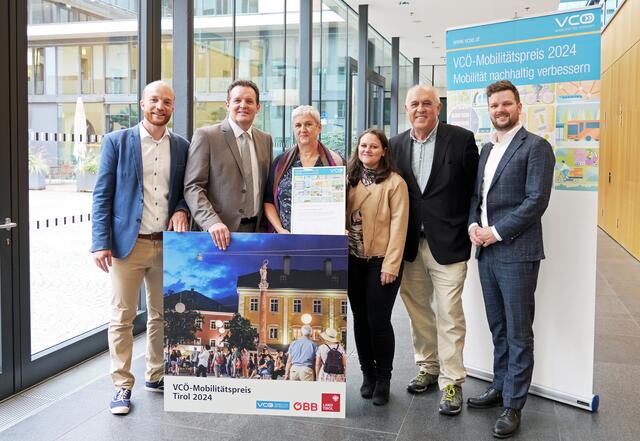 Das Projekt „10-Minuten-Stadt“ wurde als vorbildliches Projekt ausgezeichnet (v.l.n.r.): Michael Schwendinger (VCÖ), LR René Zumtobel, Gerlinde Kieberl (Gemeinderätin Lienz), Jasmina Steiner (Stadt Lienz), Dieter Schwab (Obmann von Walk-space) und Michael Mangeng (ÖBB).  | Foto: Land Tirol/Neuner