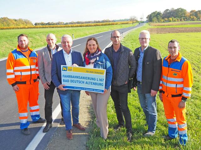 Michel Bleich (Straßenmeisterei Bruck/Leitha), Harald Kaufmann (Leiter der NÖ Straßenbauabteilung Tulln), NAbg. Werner Herbert, Petra Wagener (Bgm. von Bad Deutsch-Altenburg), Markus Keprt (Vizebgm. von Bad Deutsch-Altenburg), Markus Reisacher (Leiter der Straßenmeisterei Bruck/Leitha), Sascha Hartl (Straßenmeisterei Bruck/Leitha). | Foto: NÖ STD