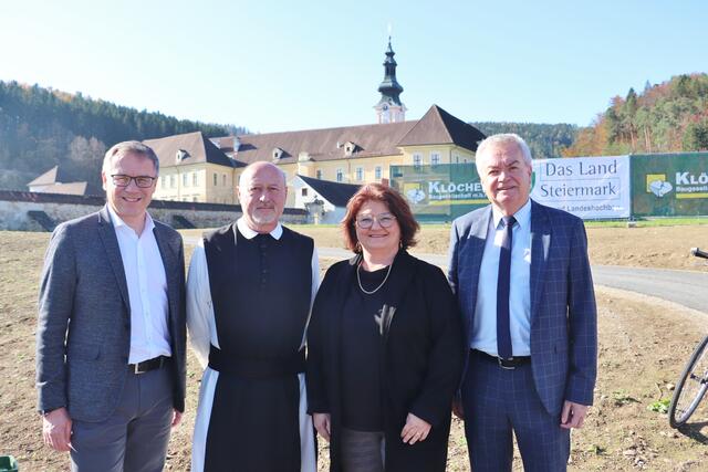 Baubezirksleiter Rainer Kienreich, Prior Martin Höfler, Bgm. Doris Dirnberger und LH-Stv. Anton Lang vor dem Ambiente von Stift Rein, dem Ziel- und Ausgangspunkt des neuen Radweges.  | Foto: Edith Ertl
