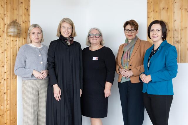 Landtagsabgeordnete Astrid Zehetmair, Christine Haberlander, Anna Pucher, Dagmar Engl und Stefanie Hofmann bei der Pressekonferenz. | Foto: Land OÖ/Margot Haag