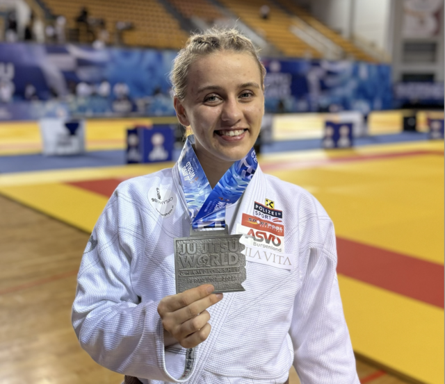 Vize-Weltmeisterin Lisa Fuhrmann strahlt über ihren Erfolg. | Foto: Ferdinand Fuhrmann