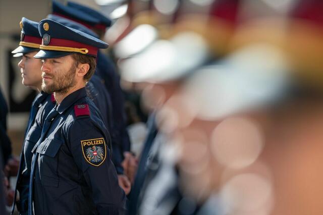 15 der 46 neuen Polizistinnen und Polizisten haben ihre Ausbildung mit Auszeichnung bestanden. | Foto: LPD Stmk/Huber